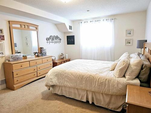 108 31 Martha Street, Thunder Bay, ON - Indoor Photo Showing Bedroom