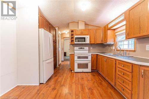 4 Pacific Avenue, Wasaga Beach, ON - Indoor Photo Showing Kitchen With Double Sink