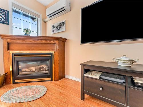 5-2070 Amelia Ave, Sidney, BC - Indoor Photo Showing Living Room With Fireplace