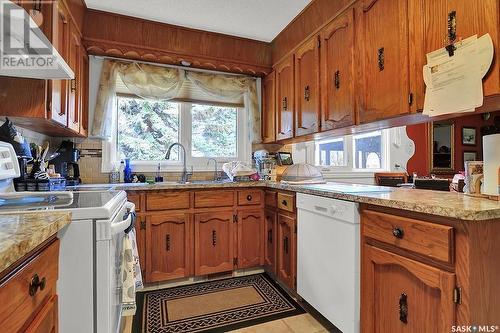 42 Metcalfe Road, Regina, SK - Indoor Photo Showing Kitchen With Double Sink