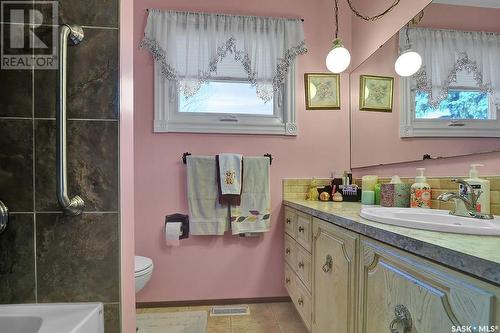 42 Metcalfe Road, Regina, SK - Indoor Photo Showing Bathroom
