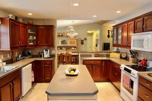 2372 20Th Street, Lister, BC - Indoor Photo Showing Kitchen