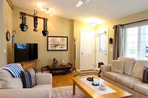 2372 20Th Street, Lister, BC - Indoor Photo Showing Living Room