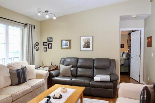 2372 20Th Street, Lister, BC - Indoor Photo Showing Living Room