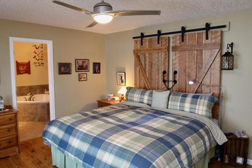 2372 20Th Street, Lister, BC - Indoor Photo Showing Bedroom