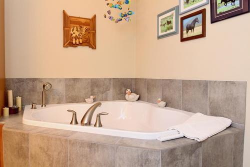 2372 20Th Street, Lister, BC - Indoor Photo Showing Bathroom