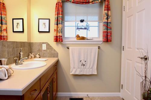 2372 20Th Street, Lister, BC - Indoor Photo Showing Bathroom