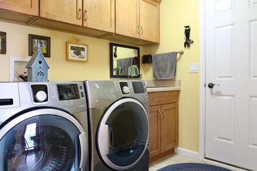 2372 20Th Street, Lister, BC - Indoor Photo Showing Laundry Room