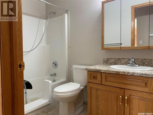 302 11 Coteau Avenue W, Weyburn, SK - Indoor Photo Showing Bathroom
