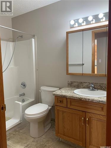 302 11 Coteau Avenue W, Weyburn, SK - Indoor Photo Showing Bathroom