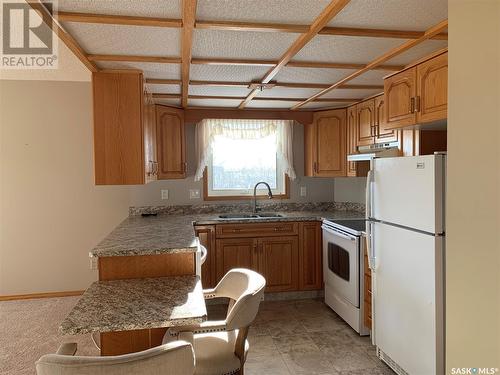 302 11 Coteau Avenue W, Weyburn, SK - Indoor Photo Showing Kitchen With Double Sink