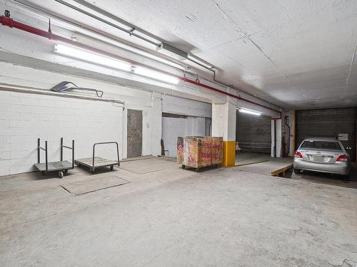 ExpÃ©dition (porte/quai) - 24 Av. Du Mont-Royal O., Montréal (Le Plateau-Mont-Royal), QC - Indoor Photo Showing Garage