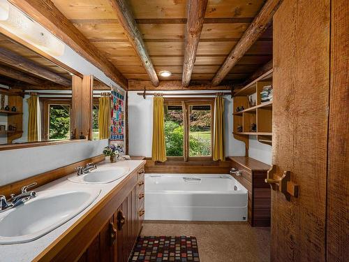 1171 East Rd, Denman Island, BC - Indoor Photo Showing Bathroom