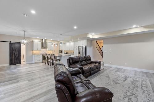 3912 Grandview Drive, Castlegar, BC - Indoor Photo Showing Living Room