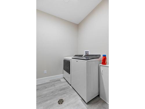 3912 Grandview Drive, Castlegar, BC - Indoor Photo Showing Laundry Room