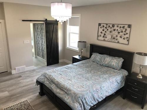 3912 Grandview Drive, Castlegar, BC - Indoor Photo Showing Bedroom