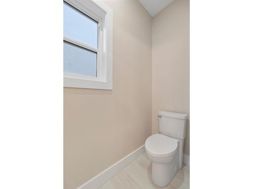 3912 Grandview Drive, Castlegar, BC - Indoor Photo Showing Bathroom
