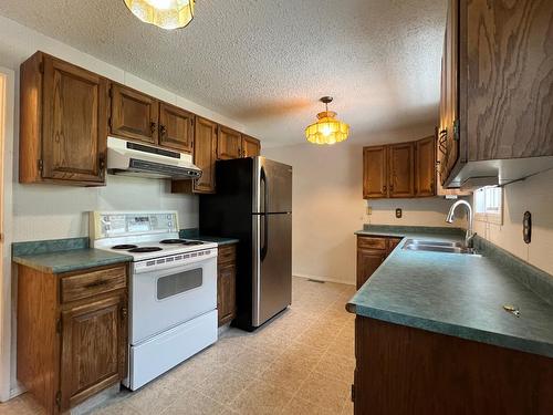 775 Wallinger Avenue, Kimberley, BC - Indoor Photo Showing Kitchen With Double Sink