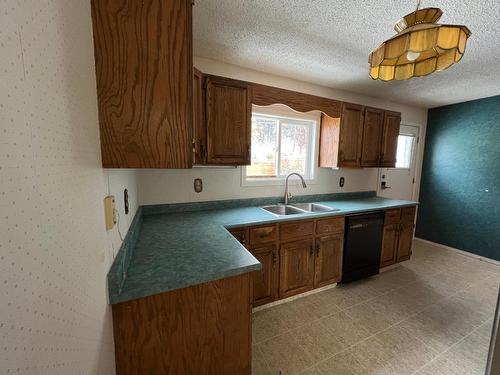 775 Wallinger Avenue, Kimberley, BC - Indoor Photo Showing Kitchen With Double Sink