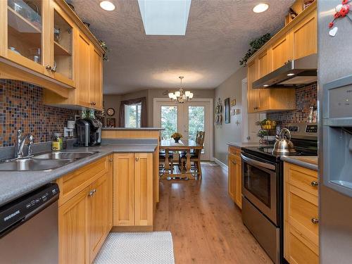 3048 Henry Rd, Chemainus, BC - Indoor Photo Showing Kitchen With Double Sink