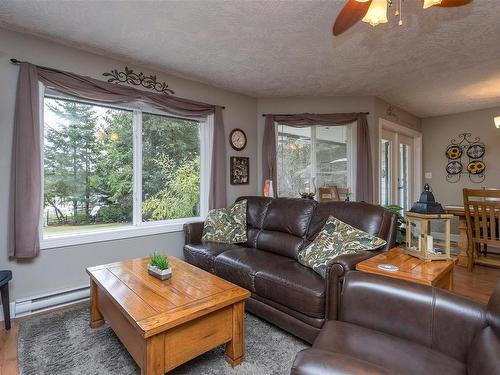 3048 Henry Rd, Chemainus, BC - Indoor Photo Showing Living Room