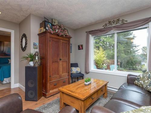3048 Henry Rd, Chemainus, BC - Indoor Photo Showing Living Room
