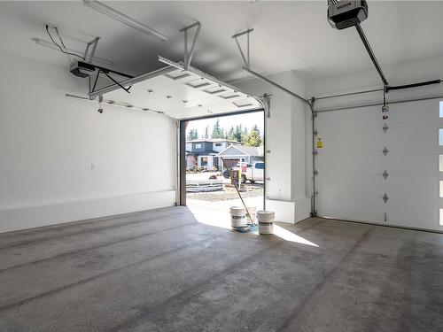 716 Salmonberry St, Campbell River, BC - Indoor Photo Showing Garage