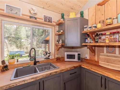 5612 Riverbottom Rd West, Duncan, BC - Indoor Photo Showing Kitchen With Double Sink