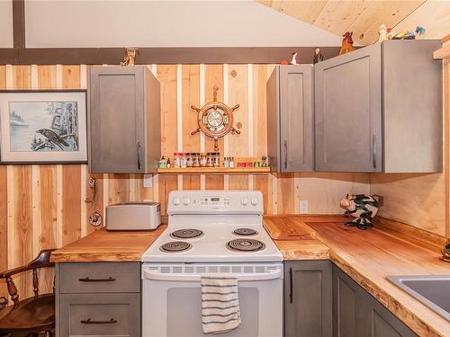 5612 Riverbottom Rd West, Duncan, BC - Indoor Photo Showing Kitchen