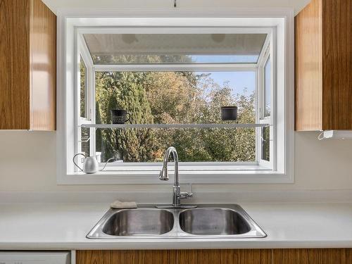 1860 Lewis Ave, Courtenay, BC - Indoor Photo Showing Kitchen With Double Sink