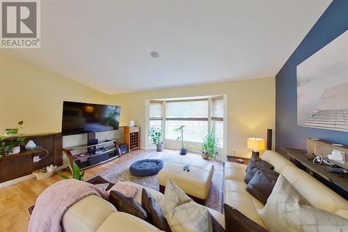 1319 Salmon River Road, Salmon Arm, BC - Indoor Photo Showing Living Room