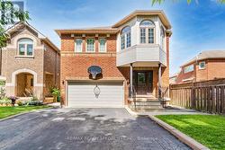 388 TURNBERRY CRES  Mississauga, ON L4Z 3W5