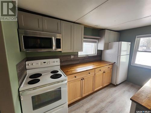 73 3Rd Avenue E, Central Butte, SK - Indoor Photo Showing Kitchen