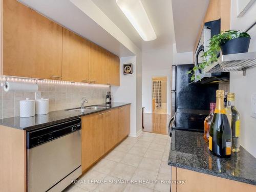 206-350 Red Maple Rd, Richmond Hill, ON - Indoor Photo Showing Kitchen