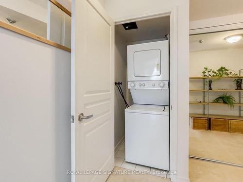 206-350 Red Maple Rd, Richmond Hill, ON - Indoor Photo Showing Laundry Room