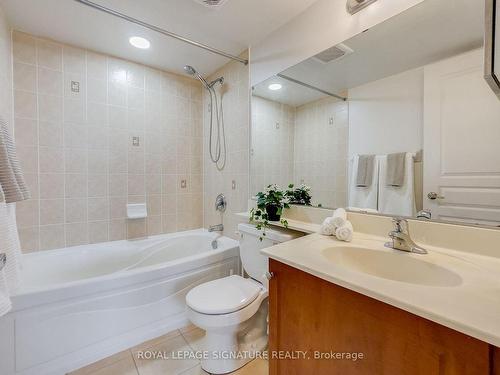 206-350 Red Maple Rd, Richmond Hill, ON - Indoor Photo Showing Bathroom