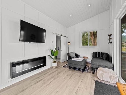 5025 Cammeray Drive, Kamloops, BC - Indoor Photo Showing Living Room