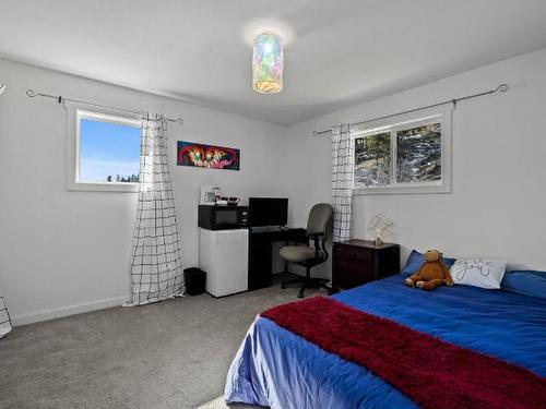 8075 Westsyde Road, Kamloops, BC - Indoor Photo Showing Bedroom