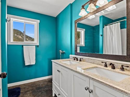 8075 Westsyde Road, Kamloops, BC - Indoor Photo Showing Bathroom