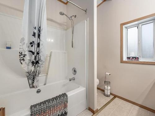 6265 Cariboo Hwy 97, Clinton, BC - Indoor Photo Showing Bathroom