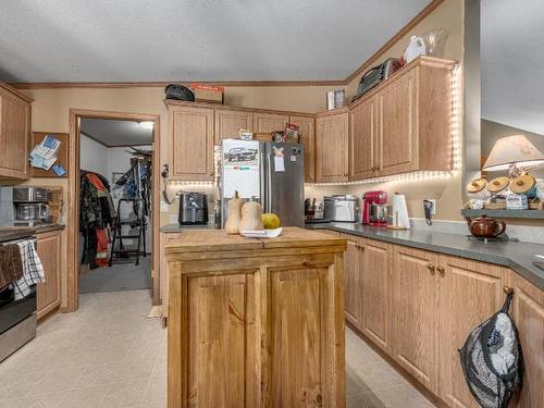 6265 Cariboo Hwy 97, Clinton, BC - Indoor Photo Showing Kitchen