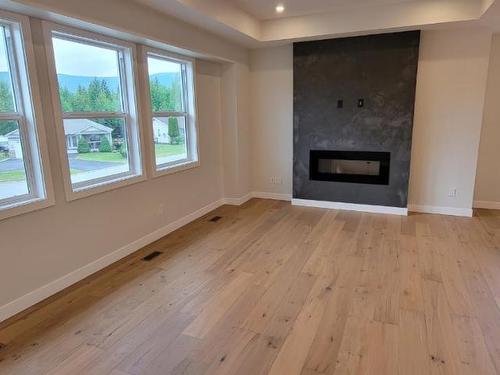 234 Murtle Cres, Clearwater, BC - Indoor Photo Showing Living Room With Fireplace