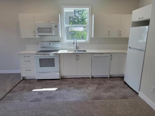 234 Murtle Cres, Clearwater, BC - Indoor Photo Showing Kitchen With Double Sink