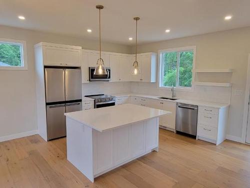 234 Murtle Cres, Clearwater, BC - Indoor Photo Showing Kitchen With Upgraded Kitchen