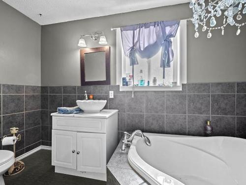 4702 Spruce Cres, Barriere, BC - Indoor Photo Showing Bathroom