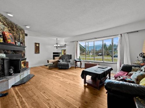 4702 Spruce Cres, Barriere, BC - Indoor Photo Showing Living Room