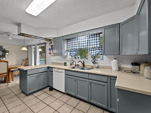 4702 Spruce Cres, Barriere, BC - Indoor Photo Showing Kitchen With Double Sink