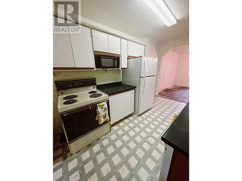 1639 Gyrfalcon Avenue, Kitimat, BC - Indoor Photo Showing Kitchen