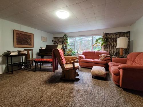 1529 Neimi Road, Christina Lake, BC - Indoor Photo Showing Living Room