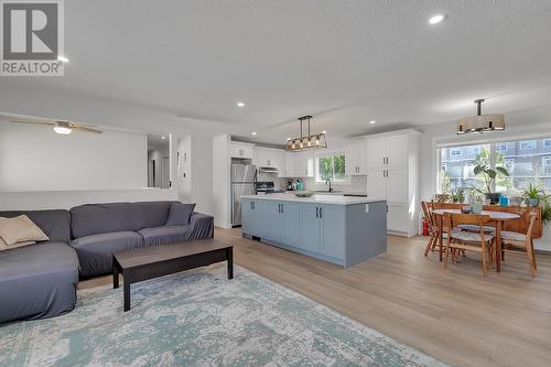 1671 Lynrick Road, Kelowna, BC - Indoor Photo Showing Living Room
